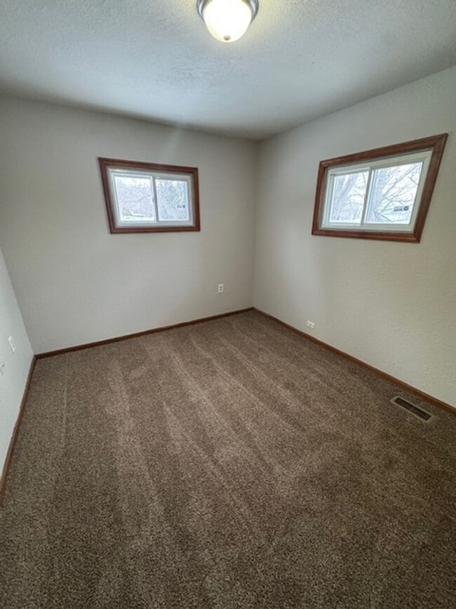 Building Photo - 4015 E Pettit Ave