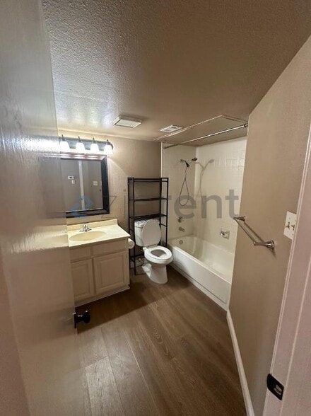 Building Photo - 334 W Harwood Rd