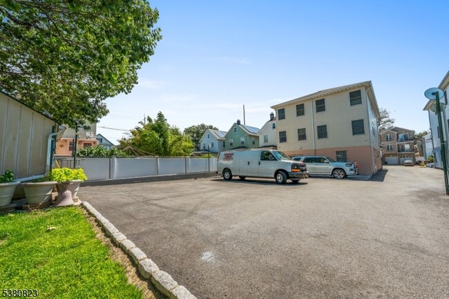 Building Photo - 939 Grove St
