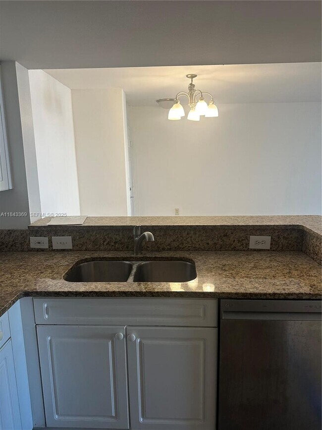 Building Photo - 520 SE 5th Ave