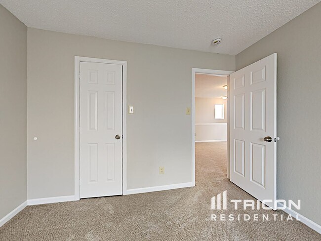 Building Photo - 5977 Porchester Pl