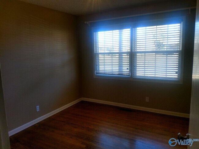 Building Photo - 11012 Crestfield Dr SE