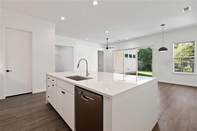 Building Photo - 603 Bissonet Ln