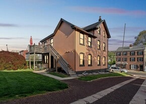 Building Photo - 814 E Hector St