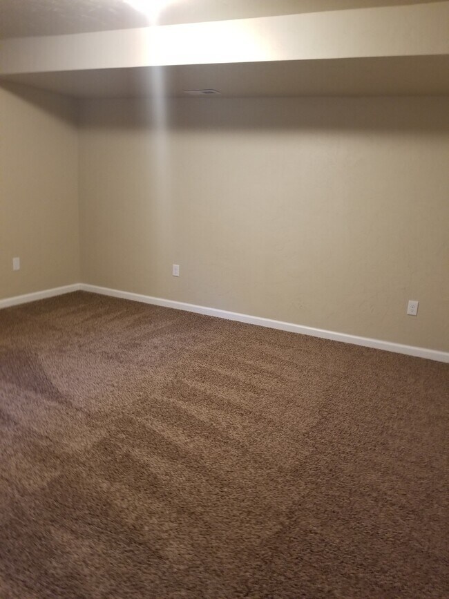 Building Photo - Large 4 bedroom, 2.5 bath duplex