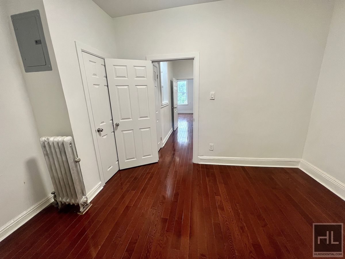 Building Photo - 3BR 1BA 1100sft Floor Through
