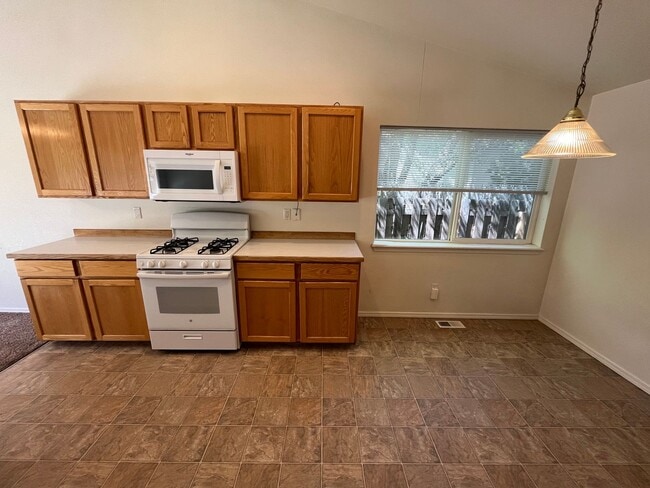 Building Photo - Cozy SE Bend 3 Bed/2 Bath Home on Large Co...