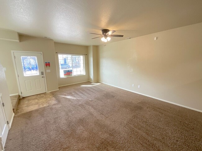 Building Photo - 3 Bedroom Townhome Available Near S Union Blvd & Monterey Rd!