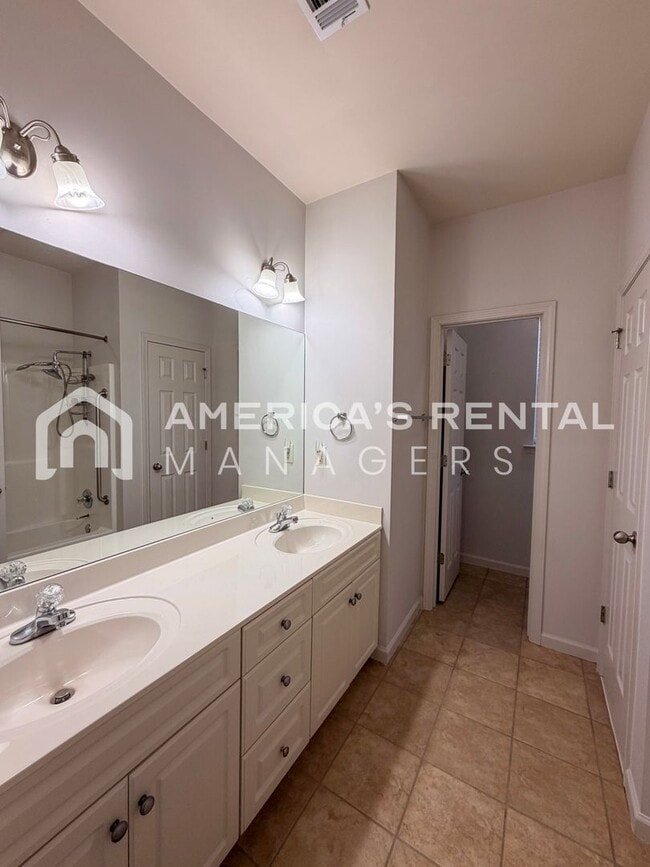 Building Photo - Modern One-Level Living with Pool and Club...