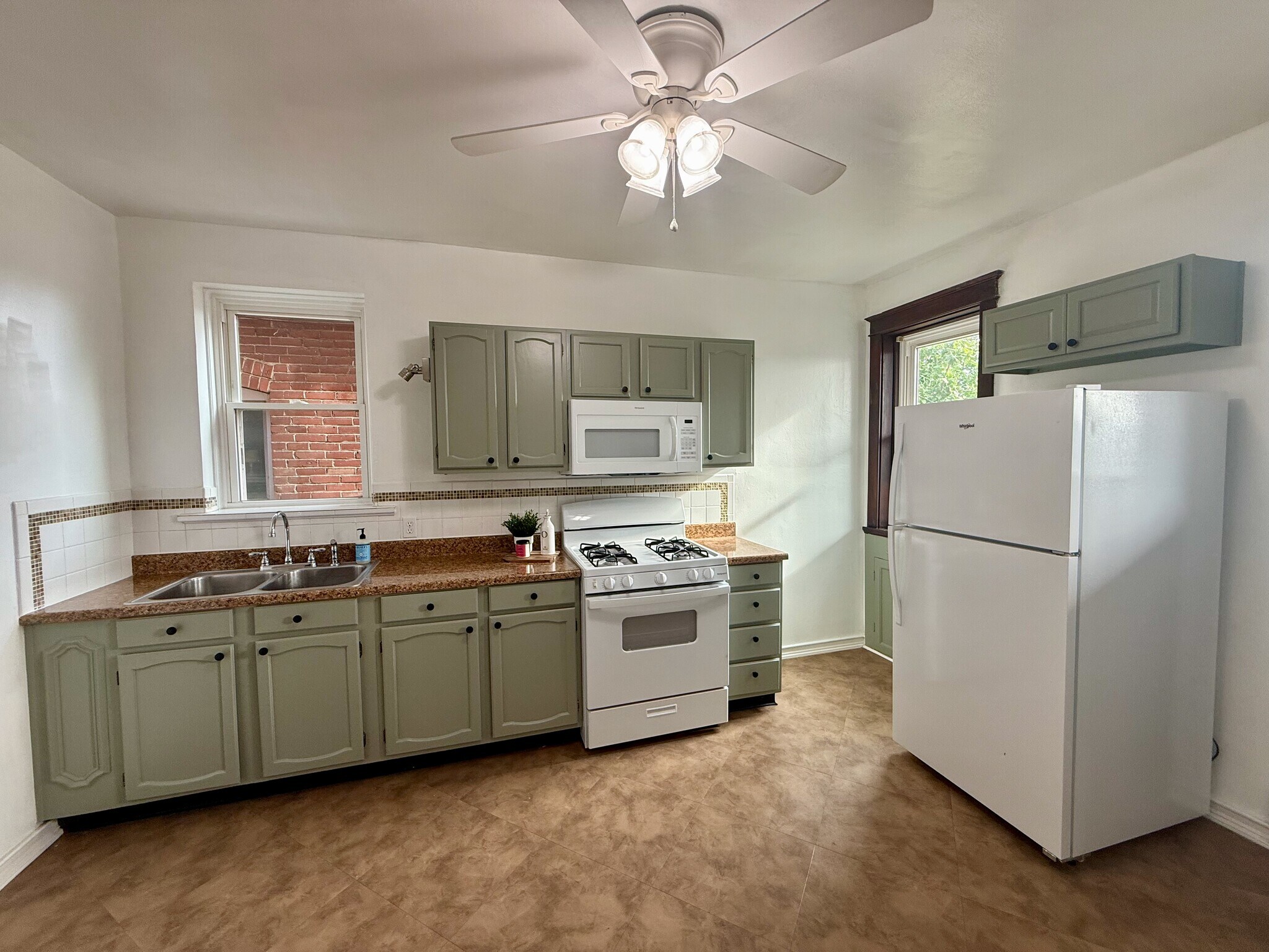 Kitchen - 4950 Loughborough Ave