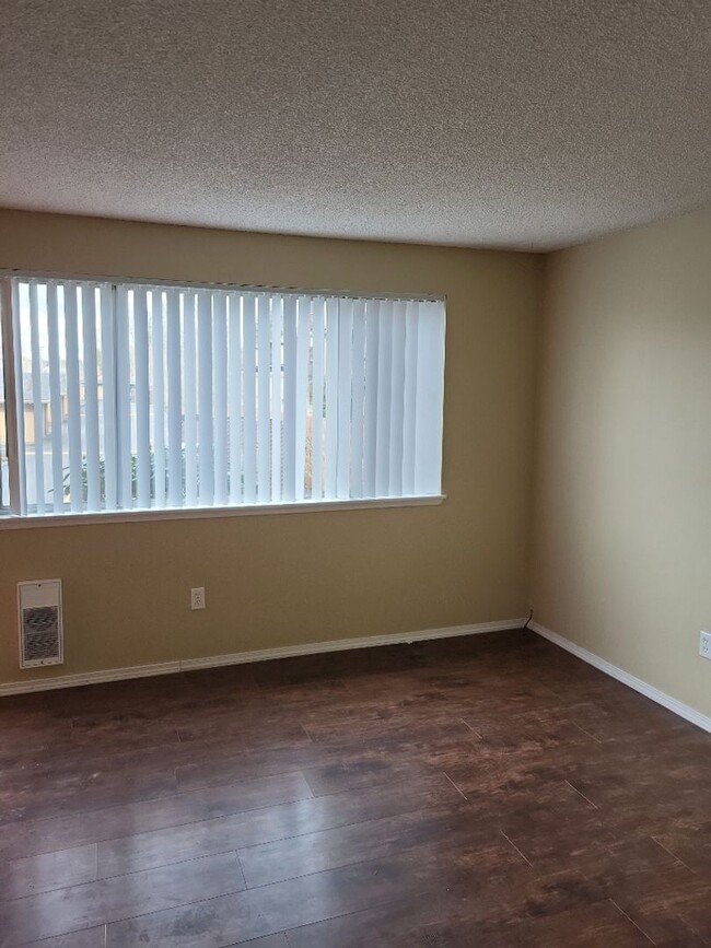 Building Photo - Charming Two Bedroom  Close to Downtown Vancouver !!