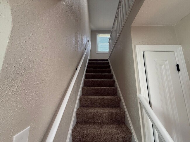 Building Photo - Renovated 2-Bedroom Home – We Welcome Sect...