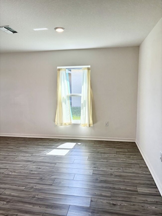 Building Photo - Your Dundee 4Beds/2Baths dream home – conv...