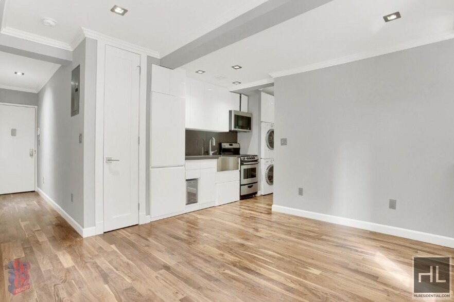 Building Photo - NO FEE Two Bed in East Harlem! Won't Stay ...