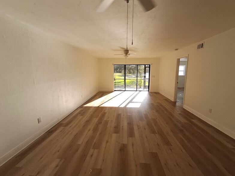 Building Photo - 2/2 Condo Off of McGreggor $500 OFF FIRST MONTH