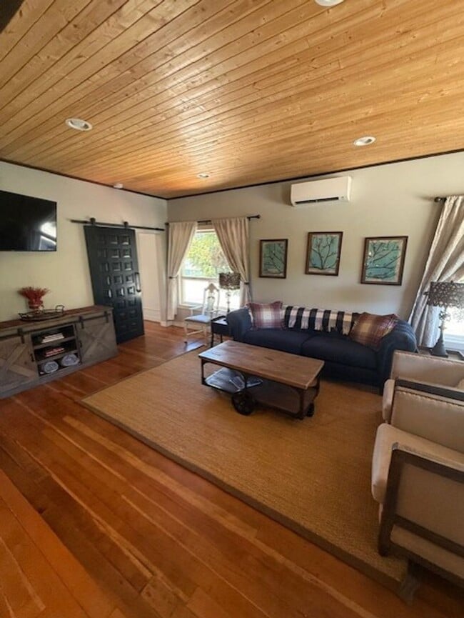 Building Photo - Live in the heart of Roslyn, walk to shops dining and trailheads!