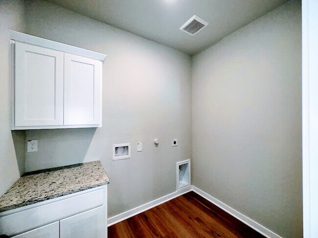 Building Photo - Beautiful Duplex Available In Emma Park!