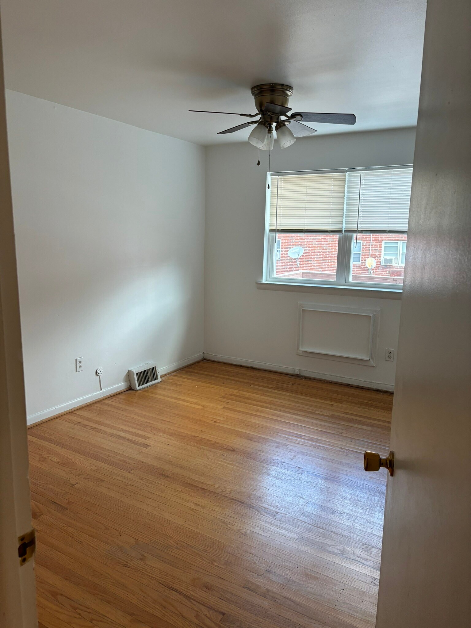 Main room - 5481 Quentin St
