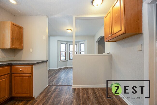 Building Photo - 2 BDRM 1 BTH