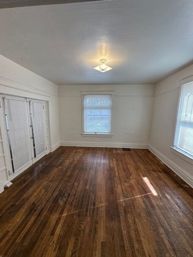 Building Photo - AJE1825