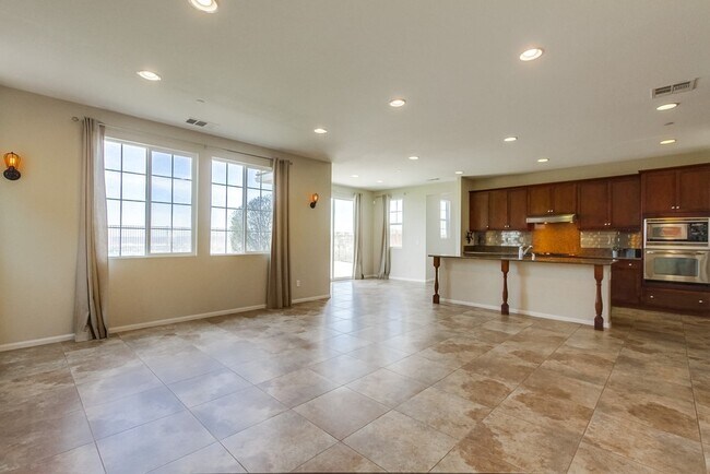 Building Photo - Beautiful Sky Ranch home with Spectacular Views!