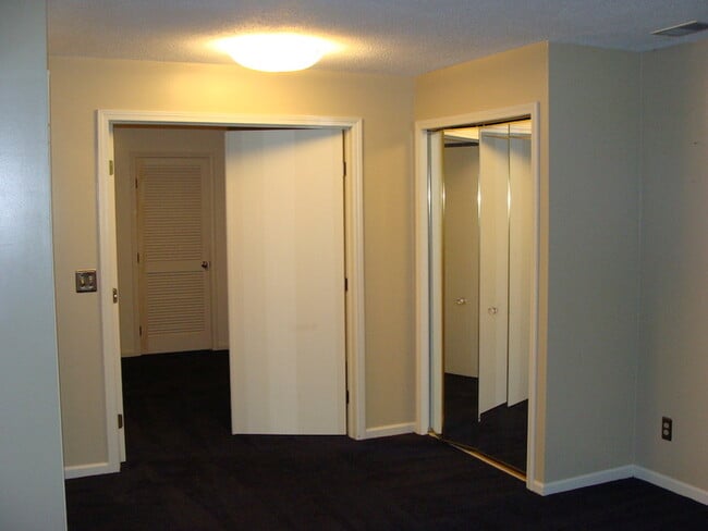 Building Photo - Bradford Place 2 Bedroom Condo