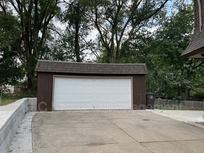 Building Photo - 6650 Holcomb Cir