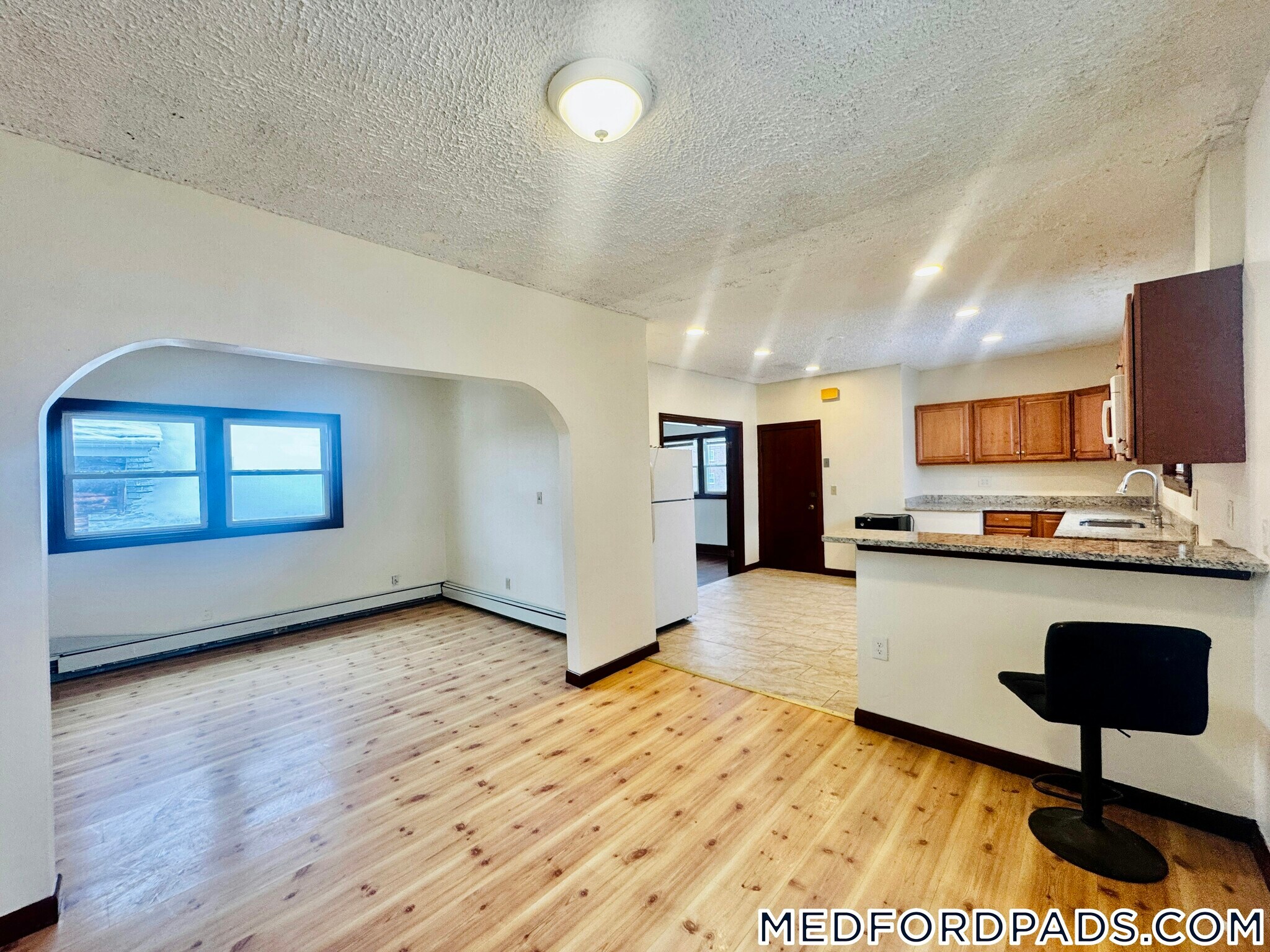 Building Photo - 569 Main St