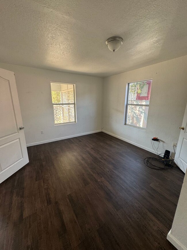 Building Photo - 2 bedroom in Taft!