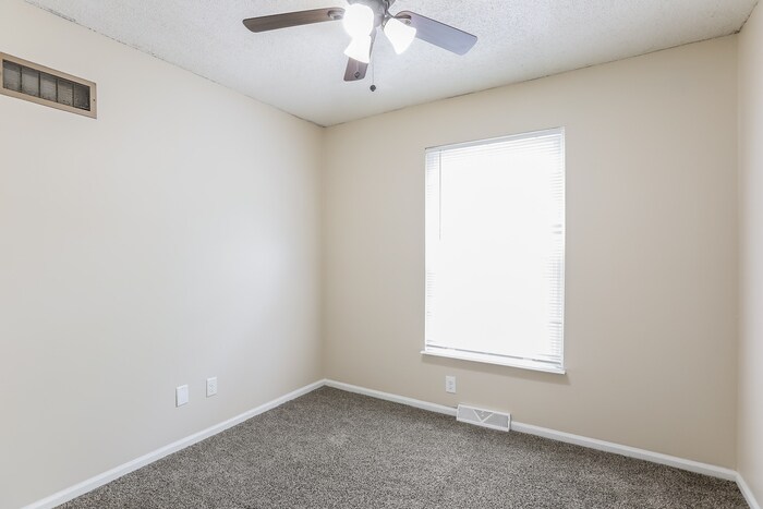 Building Photo - 101 SW Victor Dr