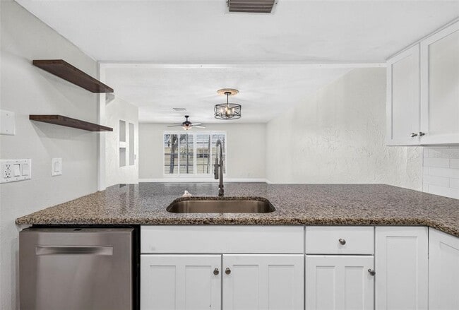 Building Photo - 606 S Glen Ave