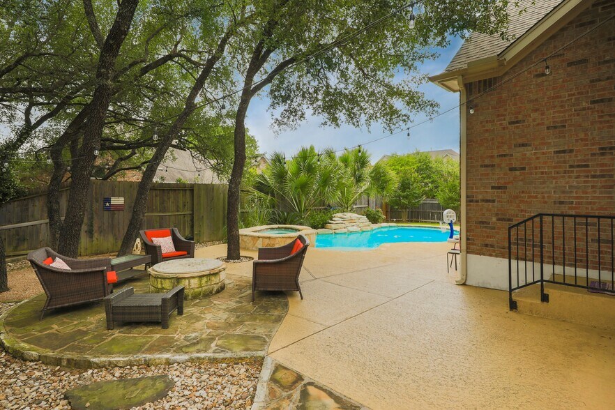 Building Photo - 2505 Lovett Ln