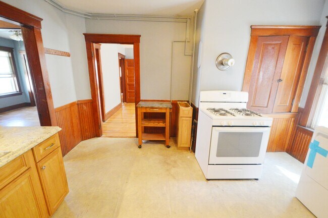 Building Photo - 53 Forest St