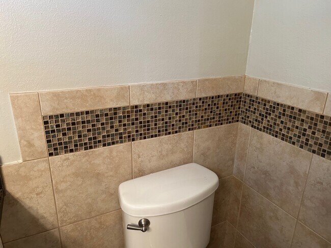 Building Photo - 1702 Maux Dr