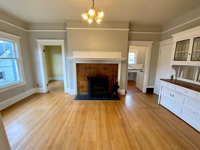 Building Photo - Unique Vintage 1 Bedroom 1 Bath Apartment ...