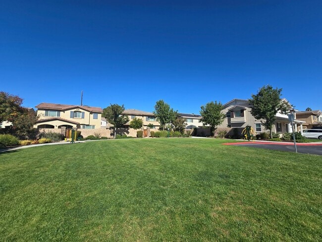 Building Photo - Spacious Home in Amenity-Rich Community