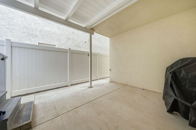 Building Photo - 1117 W Bay Ave