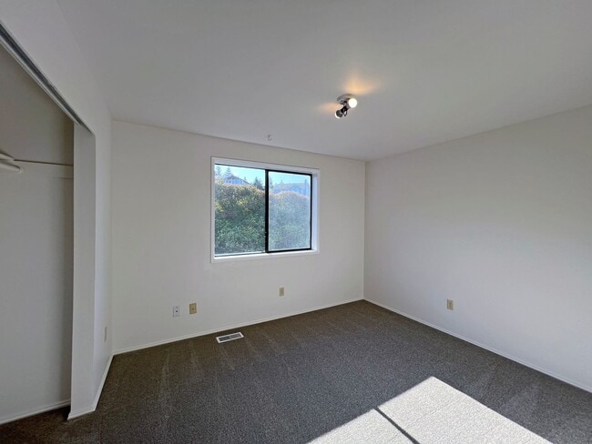 Building Photo - 1507 63rd Ave NE