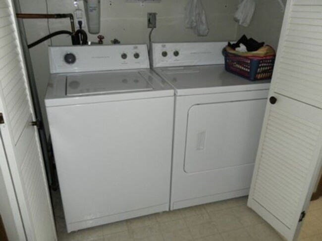 Building Photo - $1,100 | 2 Bedroom, 1 Bathroom Condo | No ...