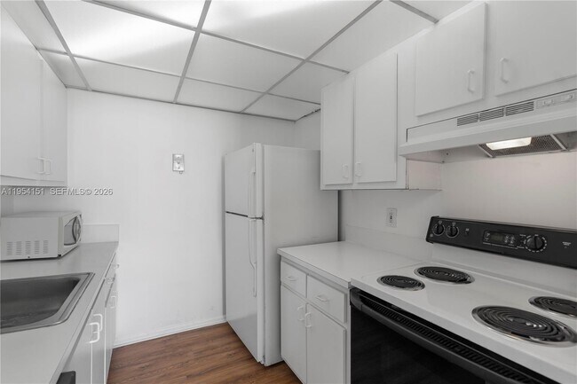 Building Photo - 2350 NE 135th St