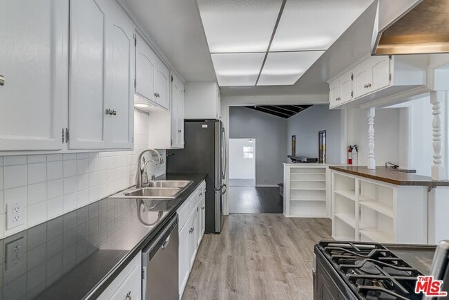 Building Photo - 4905 Coolidge Ave