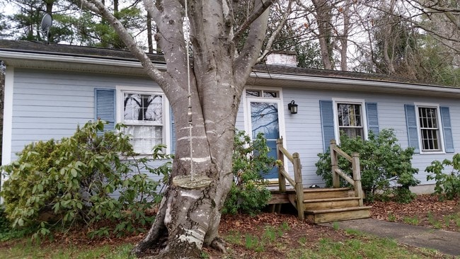 Building Photo - 1525 Dawnview Dr