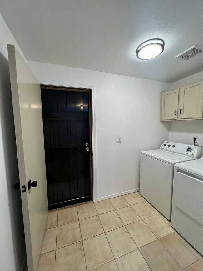 Building Photo - Move-In Special! Remodeled Rambler with La...