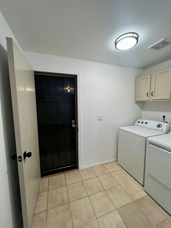 Building Photo - Remodeled Rambler with Lake Access