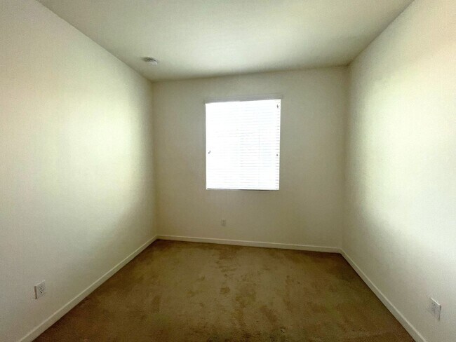 Building Photo - Beautiful 2 Bedroom, 2.5 Baths Townhome in...