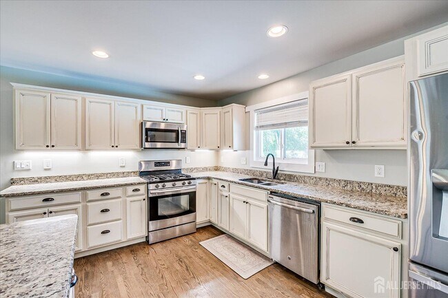 Building Photo - 25 Yorktowne Dr