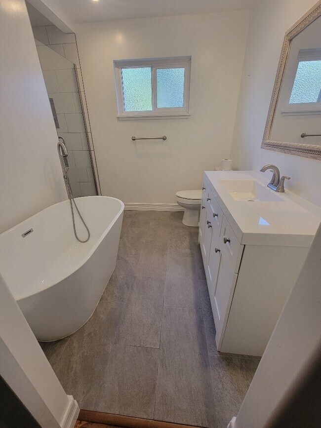 Building Photo - "Charming 3-Bed, 1.5-Bath home