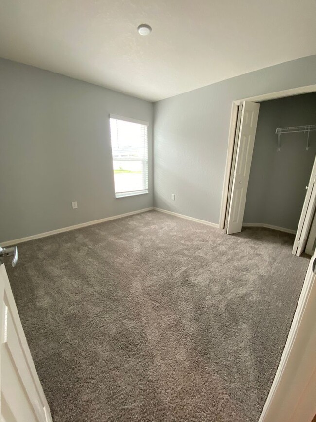 Building Photo - 4-Bedroom, 2-Bathroom in Winter Haven