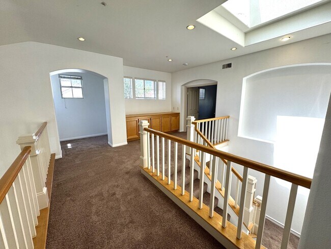 Building Photo - Beautiful 3Bd/2.5Ba Spacious Home in Tustin!