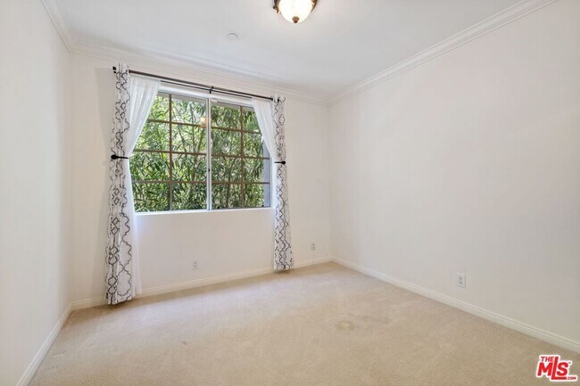 Building Photo - 1375 Kelton Ave